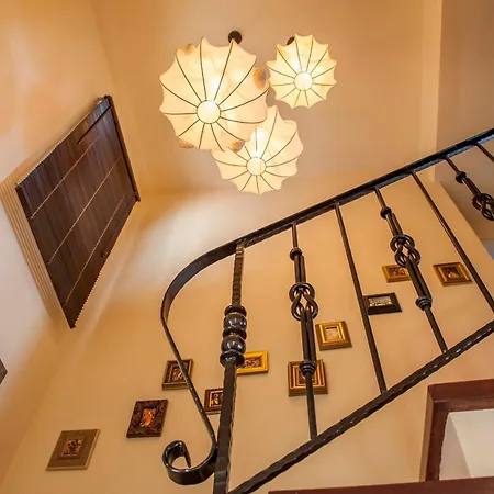 Red Queen Main Villa Szfakerá