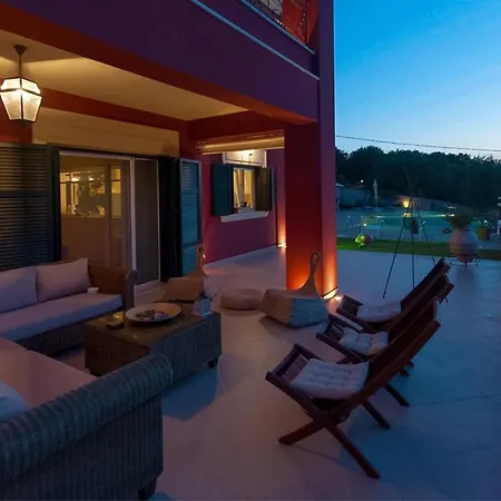 Villa Red Queen Main